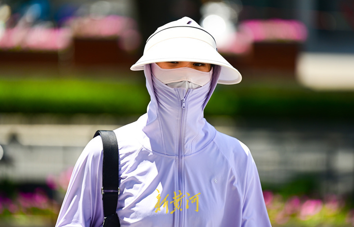 今夏首个高温预警拉响 市民防晒全副武装，气象专家详解“炎”值走势